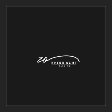 Lüks ilk ZO logosu imzalı el yazısı imzası siyah arkaplanda izole edilmiş.