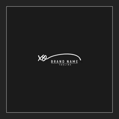 Lüks XO başlangıç logosu imzalı el yazısı imzası siyah arkaplanda izole edildi