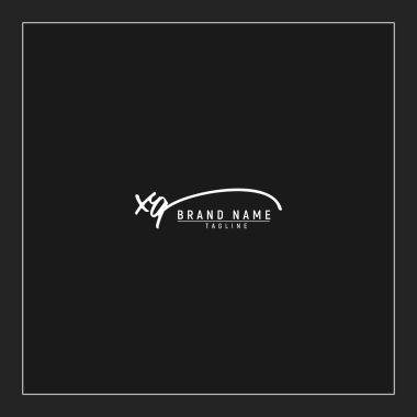 XQ logosunun baş harfleri siyah arkaplanda izole edilmiş el yazısı imzası.