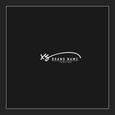 XS logosunun baş harfleri siyah arkaplanda izole edilmiş el yazısı imzası.