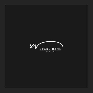 XV logosunun baş harfleri siyah arkaplanda izole edilmiş el yazısı imzası.