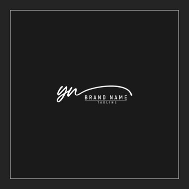 Lüks ilk YN logosu imzalı el yazısı imzası siyah arkaplanda izole edildi