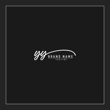 Lüks başlangıç YY logosu imzalı el yazısı imzası siyah arkaplanda izole edilmiş