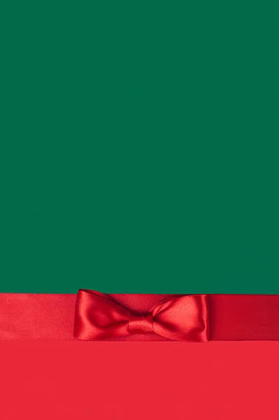 Arco Satén Rojo Sobre Fondo Rojo Verde Regalo Navidad Año —  Fotos de Stock