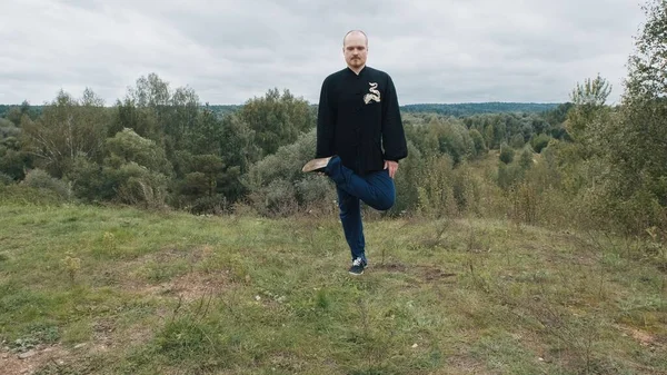 Caucásico hombre se dedica tradicional chino gimnasia qigong y tai chi —  Fotos de Stock