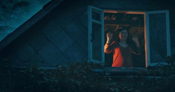 Маньяк нападает на счастливую женщину в окне старого дома — стоковое видео
