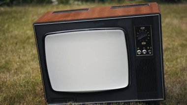 Eski televizyonlar caddede. Cihaz ekranında parazit var. Yakın çekim.