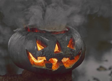 Cadılar Bayramı balkabağı parlıyor, içinde alevler yanıyor.