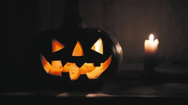 Κολοκύθα για το Halloween με ένα τρομακτικό πρόσωπο σε μια ξύλινη βεράντα — Φωτογραφία Αρχείου