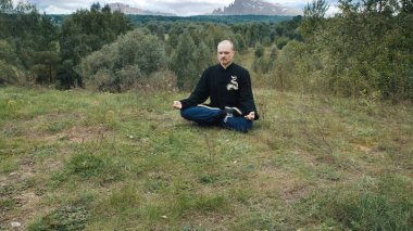 Beyaz adam geleneksel Çin jimnastiği qigong ve tai chi ile nişanlandı.