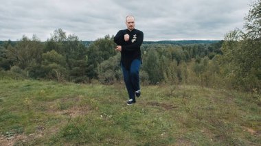 Beyaz adam geleneksel Çin jimnastiği qigong ve tai chi ile nişanlandı.