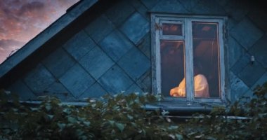 Katil manyak, korkmuş bir kadına eski bir evin çatı katında saldırdı.