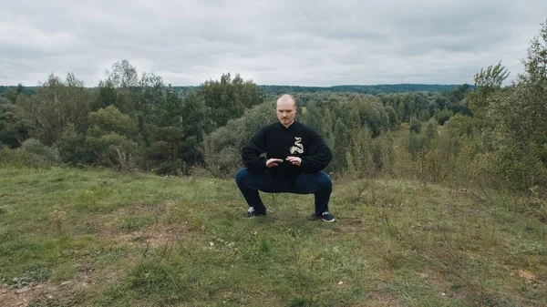 L'uomo caucasico è impegnato ginnastica tradizionale cinese qigong e tai chi — Foto Stock