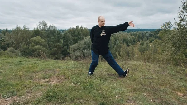 Homem caucasiano está engajado tradicional chinês ginástica qigong e tai chi — Fotografia de Stock