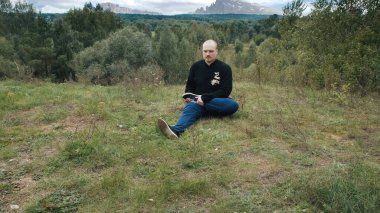 Beyaz adam geleneksel Çin jimnastiği qigong ve tai chi ile nişanlandı.