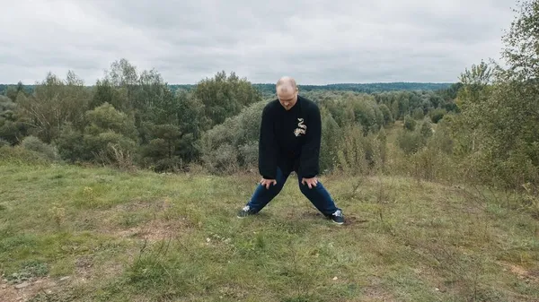 Homem caucasiano está engajado tradicional chinês ginástica qigong e tai chi — Fotografia de Stock