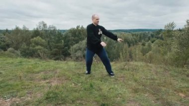 Beyaz adam geleneksel Çin jimnastiği qigong ve tai chi ile nişanlandı.