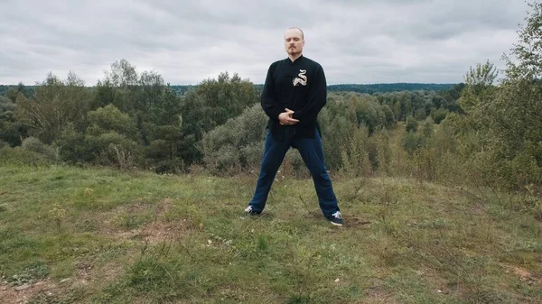 Homem caucasiano está engajado tradicional chinês ginástica qigong e tai chi — Fotografia de Stock