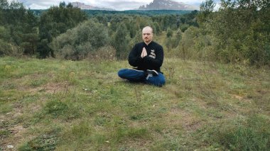 Beyaz adam geleneksel Çin jimnastiği qigong ve tai chi ile nişanlandı.