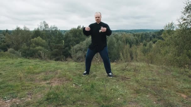 Homme caucasien est engagé gymnastique traditionnelle chinoise qigong et tai chi — Video