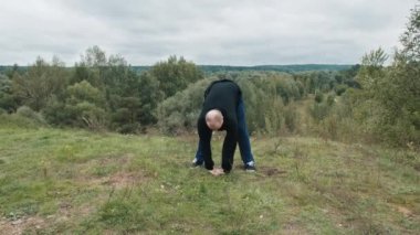 Beyaz adam geleneksel Çin jimnastiği qigong ve tai chi ile nişanlandı.