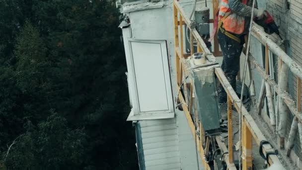 Высотные рабочие, промышленные альпинисты ремонт высотного жилого здания — стоковое видео