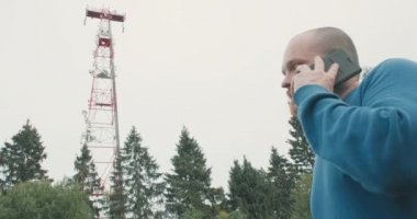 4G ve 5G baz istasyonu, adamın başı çok kötü ağrıyor.