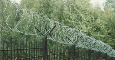 Dikenli telli uzun çitler. Sınırların ve bölgelerin kapatılması kavramı