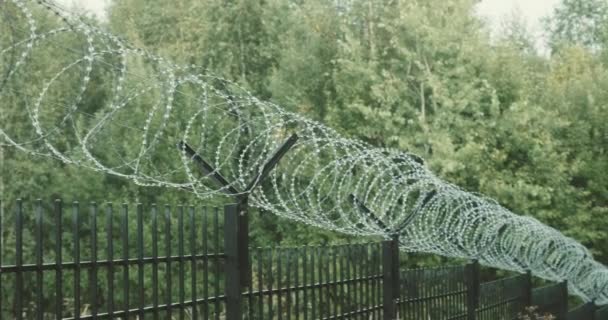 Dlouhý plot s ostnatým drátem. Koncept uzavírání hranic a distriktů — Stock video
