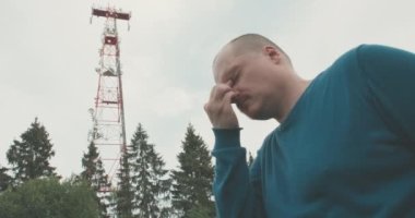 4G ve 5G baz istasyonu, adamın başı çok kötü ağrıyor.