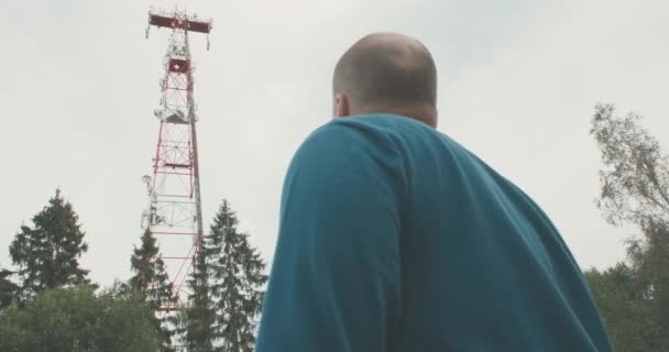 Torre de radio celular 4G y 5G. Hay un hombre cerca. — Vídeo de stock