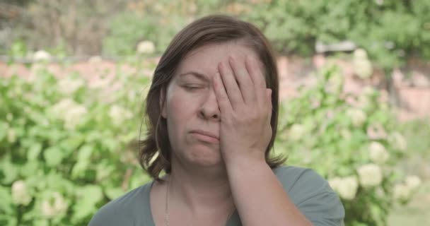 Verontrustende vrouw heeft een blauw oog. Het begrip huiselijk geweld — Stockvideo