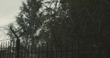 Dikenli telli uzun çitler. Sınırların ve bölgelerin kapatılması kavramı