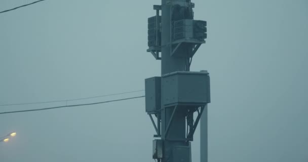 Torre celular 4G y 5G en niebla sobre carretera — Vídeo de stock