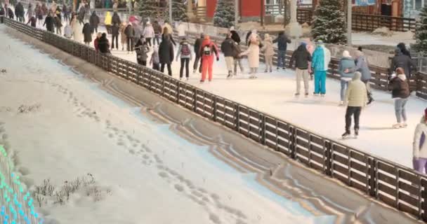 Enorme pista de hielo en Moscú exposición de los logros de la economía nacional, noche — Vídeo de stock