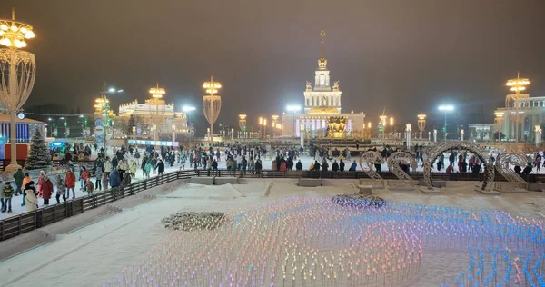 Enorm ishall i Moskva utställning av landvinningar i samhällsekonomin, kväll — Stockfoto