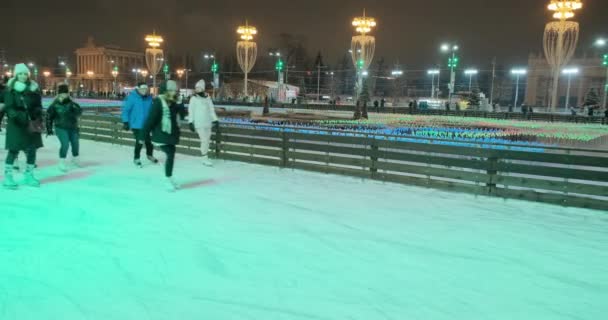 Pista de patinação enorme em Moscou exposição de realizações da economia nacional VDNH — Vídeo de Stock