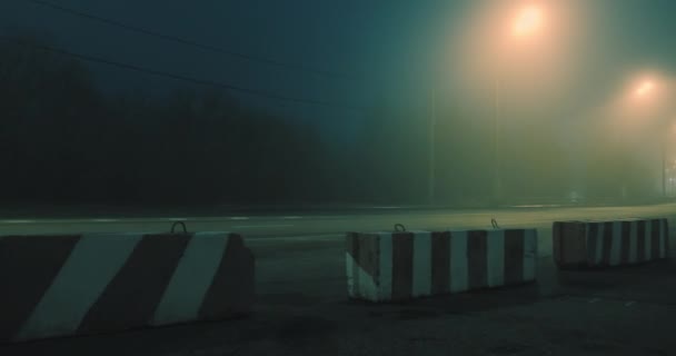 Avond, zware mist over de snelweg. Een deel van de weg is afgesloten met betonnen blokken — Stockvideo