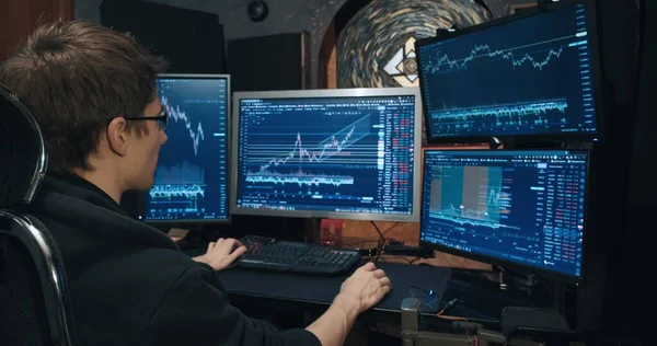 Hombre comerciante, freelancer en bolsa de valores comercios opciones en el ordenador de casa Imagen de archivo