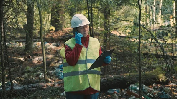 İş kıyafetleri içinde bir kadın plastik atığı parka attığı için sorun yok.