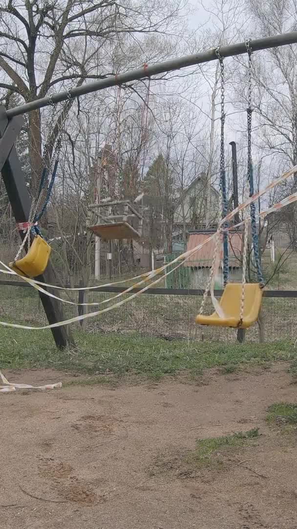Cuarentena, parque infantil se rebobina con cinta protectora - Vertical — Vídeo de stock