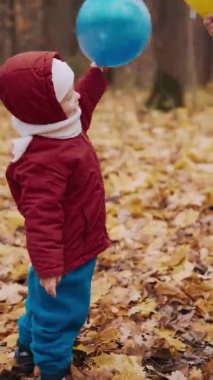 Dikey Klip - Küçük çocuk annesiyle şişme balonlarla oynuyor