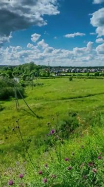 Öğleden sonra Green Hill 'den uzak köydeki Timelapse çekimi - Dikey