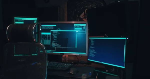Acker 'ın işyerinde üç monitör var, oda karanlık, kimse yok.
