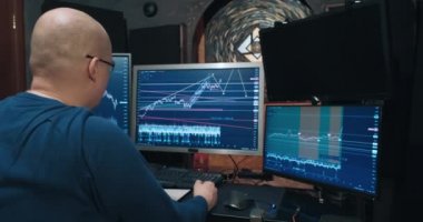 Erkek tüccar, serbest çalışan biri telefonda borsa fiyat tablolarını tartışır.