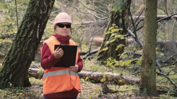 La ecologista femenina documenta daños al bosque después del huracán, árboles talados alrededor — Vídeo de stock