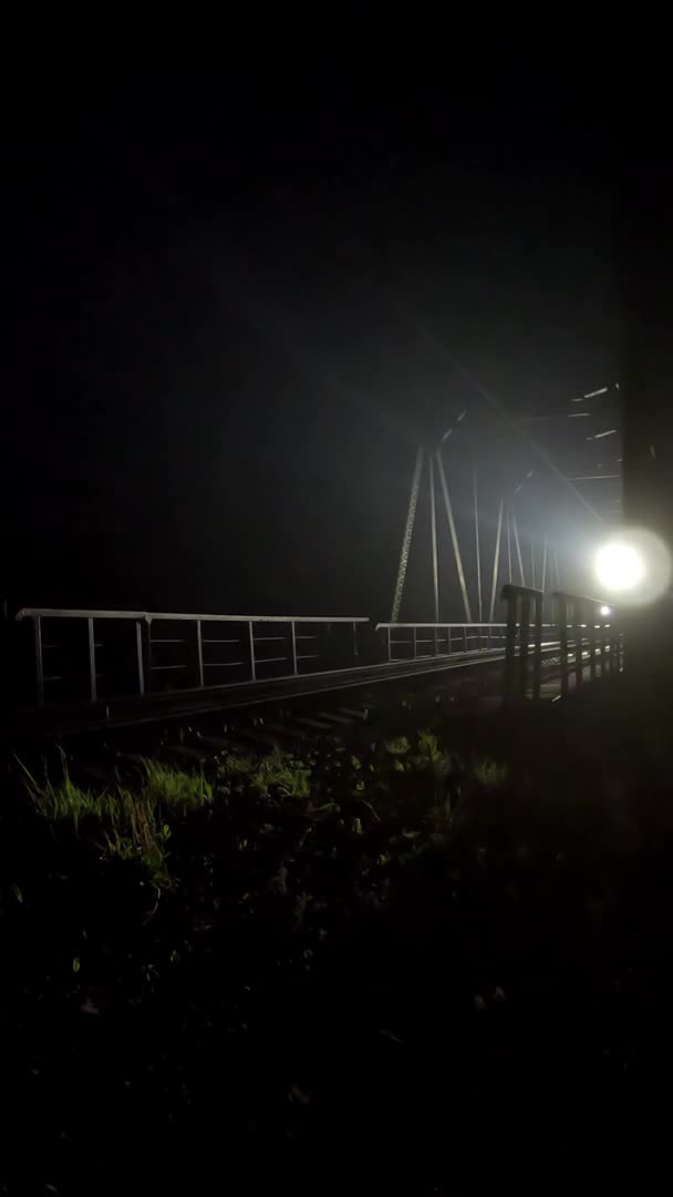 Z ciemności widać latarnię pociągów, pociąg przychodzi clos - Vertical footage — Wideo stockowe