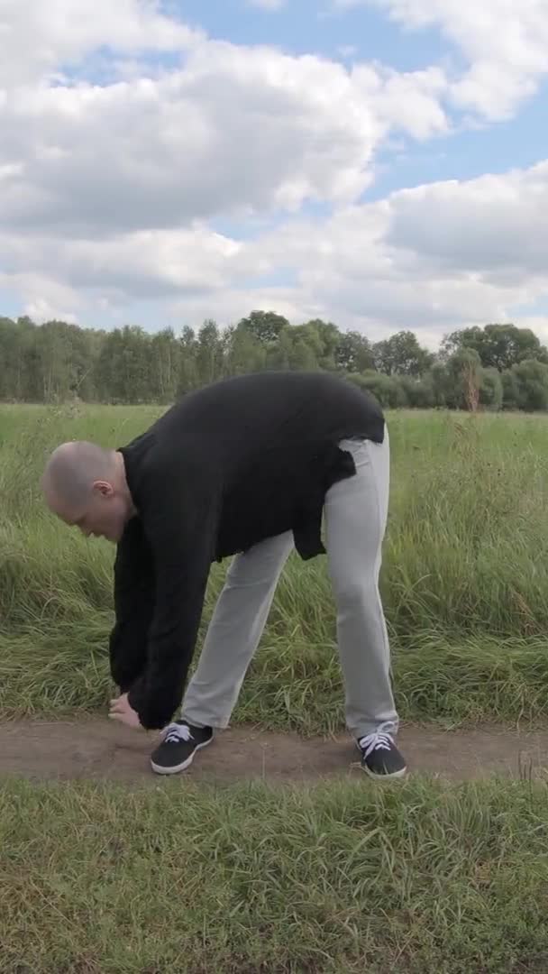 사람 이손에 일어서서 뒤에서 몸을 굽히고 있는 모습 - 실용적 인 비디오 — 비디오