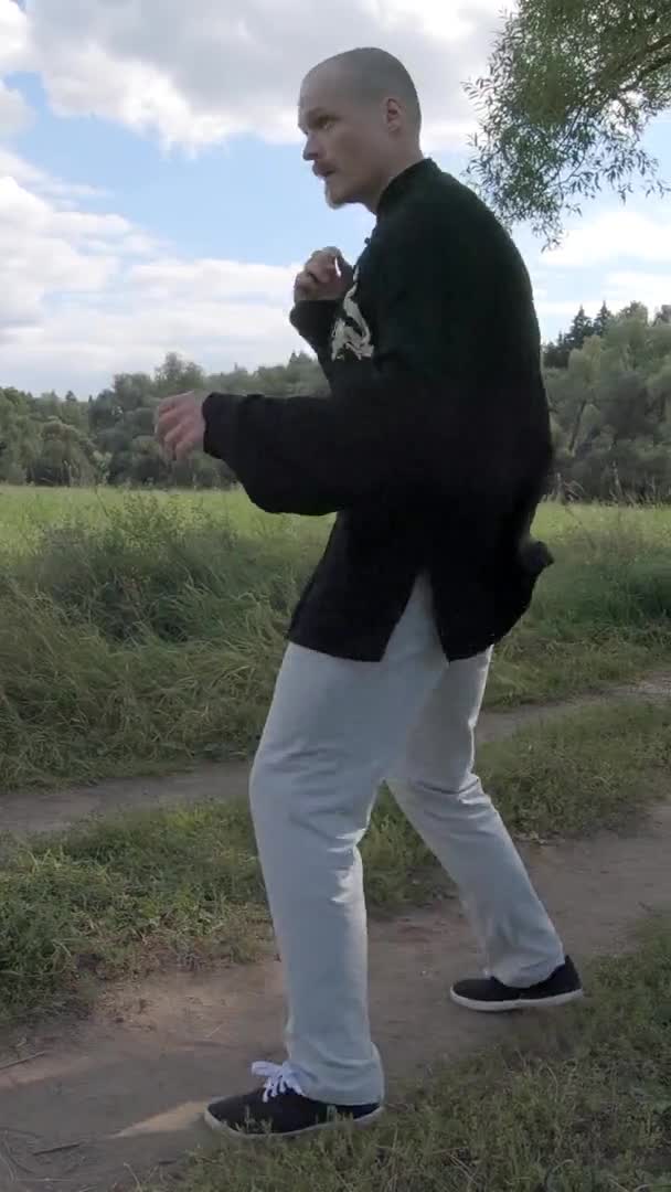 Европейский человек в традиционной китайской одежде практикующий кунг-фу - вертикаль — стоковое видео