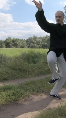 Adam bir dövüş sanatları kompleksi sergiliyor - dikey video